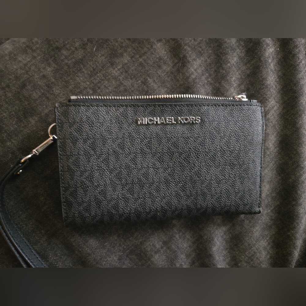 Michale kors wallet/wristlet